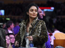 Vanessa Hudgens muy natural para ver un partido de baloncesto