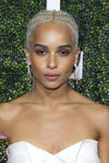 Zoë Kravitz con un maquillaje luminoso con purpurina