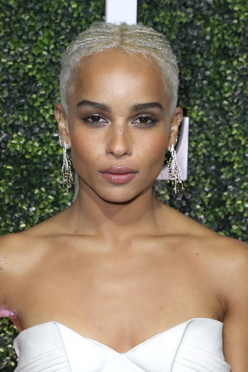 Zoë Kravitz con un maquillaje luminoso con purpurina