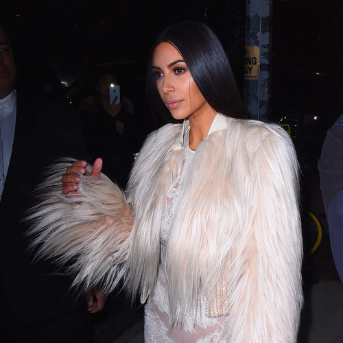 Kim Kardashian natural con un maquillaje en tonos tierra