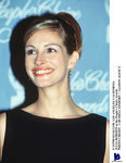 Julia Roberts con una coleta alta y flequillo de lado