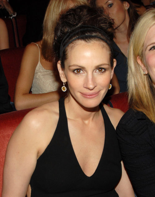 Julia Roberts recoge su cabello con una cinta elástica