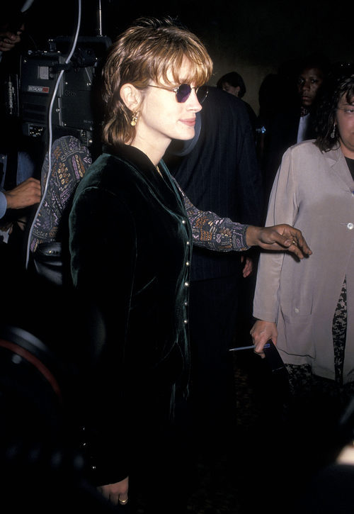 Julia Roberts con un corte desigual de pelo rapado y flequillo