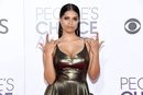 Lilly Singh con una melena pulida y maquillaje en tonos bronces
