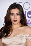 Lauren Jauregui con un makeup luminoso