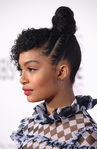 Yara Shahidi con un moño alto con detalles en el lateral
