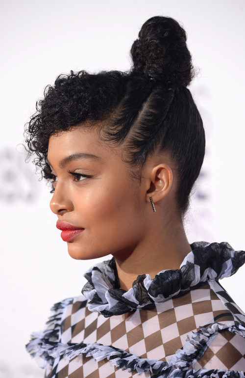 Yara Shahidi con un moño alto con detalles en el lateral