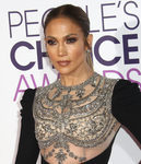 Jennifer Lopez luce un makeup de aspecto graso
