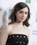 Lily Collins con un peinado años 60