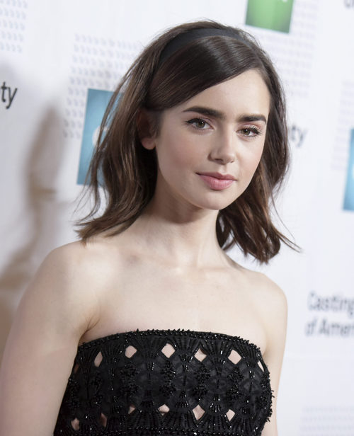 Lily Collins con un peinado años 60