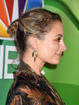 Nicole Richie recoge su cabello en un pequeño moño trasero