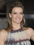 Missi Pyle con tupé y las puntas para fuera