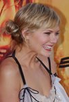 Kirsten Dunst peina su cabello en un moño bajo lateral