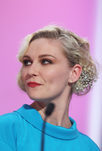 Kirsten Dunst recoge su cabello con un accesorio plateado