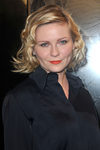 Kirsten Dunst riza su cabello en todas direcciones