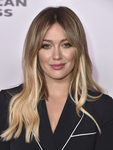A Hilary Duff se le asoman las extensiones