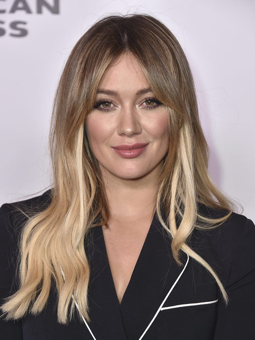 A Hilary Duff se le asoman las extensiones