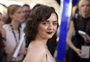Maisie Williams luce un peinado anticuado