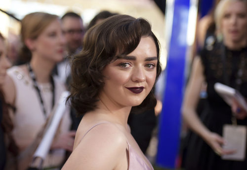 Maisie Williams luce un peinado anticuado