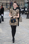 Lily Collins con un moño alto