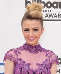Cher Lloyd de rubia con un moño alto y un tupé
