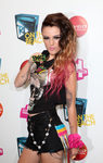 Cher Lloyd apuesta por mechas californianas de color rosa