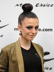 Cher Lloyd con un rulo en lo alto de la cabeza