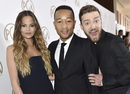 Chrissy Teigen peina su cabello en ondas tiesas