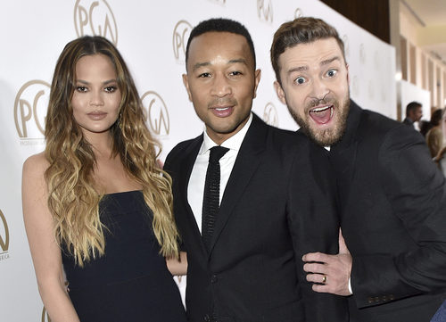 Chrissy Teigen peina su cabello en ondas tiesas