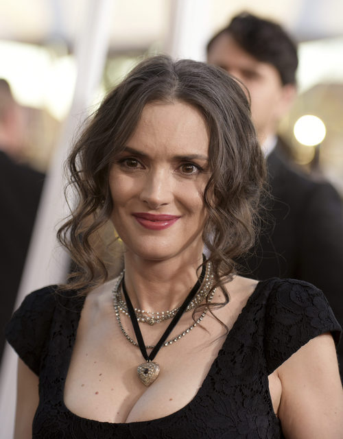 Winona Ryder suelta rizos de su recogido