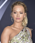 Rita Ora recoge su cabello en una coleta encrespada