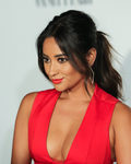Shay Mitchell con una coleta voluminosa