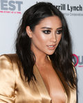 Shay Mitchell con una melena midi con textura