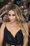 Shay Mitchell con una larga melena rubia