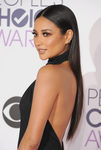 Shay Mitchell con una larga melena lisa