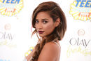 Shay Mitchell con una voluminosa trenza
