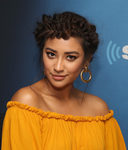 Shay Mitchell con una trenza en diadema
