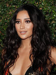 Shay Mithcell con una voluminosa melena rizada