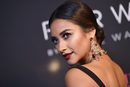Shay Mitchell con un recogido pulido