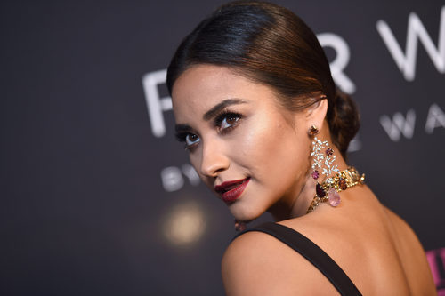 Shay Mitchell con un recogido pulido