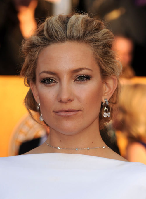 Kate Hudson con un recogido mechado