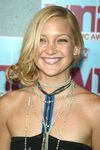 Kate Hudson con un recogido lateral