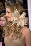 Kate Hudson con una enorme flor en el pelo