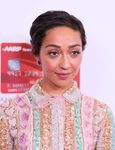 Ruth Negga con un look de ojos iridiscente