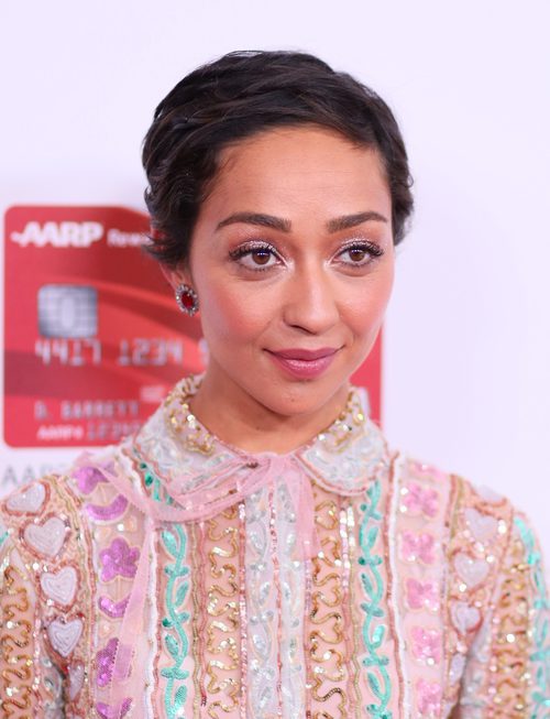 Ruth Negga con un look de ojos iridiscente