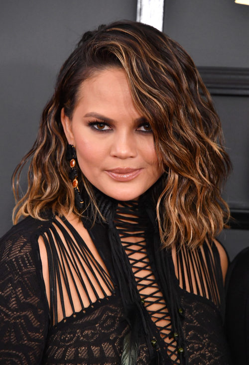 Chrissy Teigen opta por el look efecto mojado