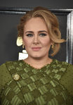 Adele opta por un recogido despeinado