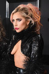 Lady Gaga tiñe las puntas de su cabello de rosa y naranja