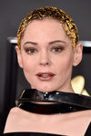 Rose McGowan aplica trozos de papel dorado en su cabello