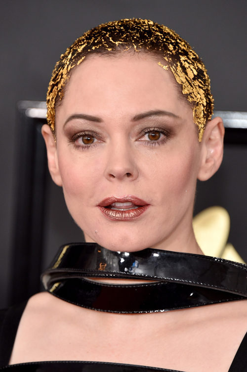Rose McGowan aplica trozos de papel dorado en su cabello